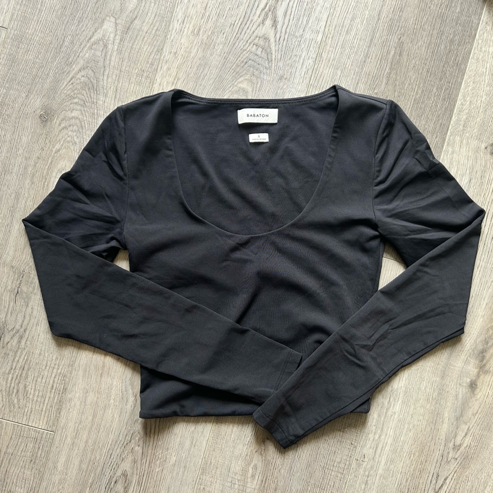 BNWOT Aritzia Babaton Contour Black Long Sleeve Scoop Neck Crop Top
